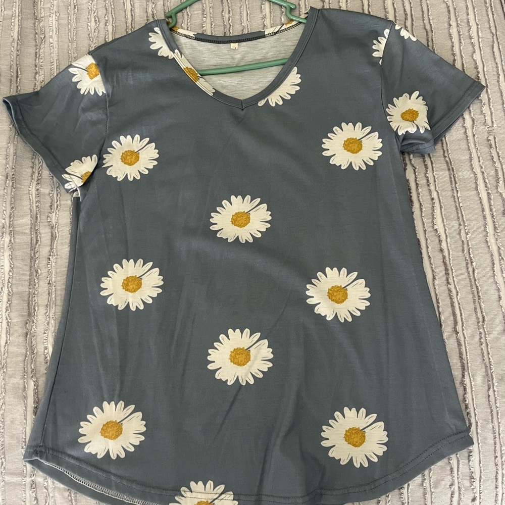 Cute summer tee! Gray with beautiful sunflowers. Size medium.